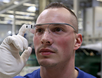 Рабочим на заводе Volkswagen выдали очки дополненной реальности